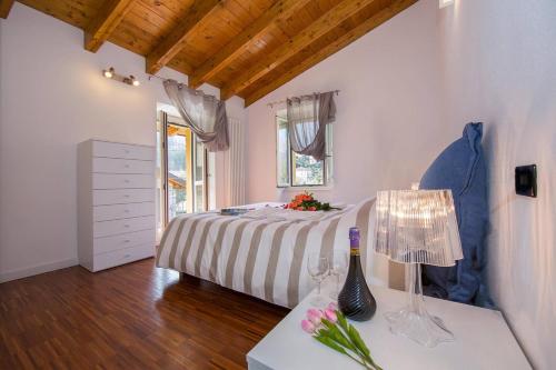 een slaapkamer met een bed en een tafel met een lamp bij BELLAGIO BALCONE in Bellagio