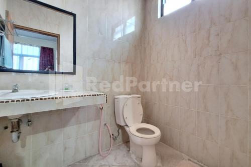 Ένα μπάνιο στο Hotel Graha Muslim RedPartner