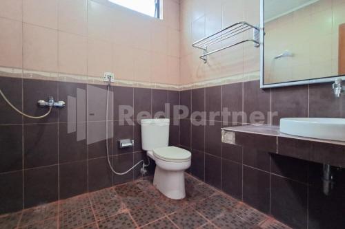 Ένα μπάνιο στο Hotel Graha Muslim RedPartner