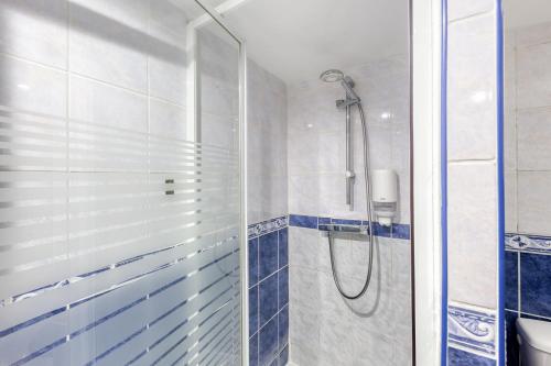 een badkamer met een douche en een toilet bij Magnifique studio 20 m2 - Paris - Disneyland in Noisy-le-Grand