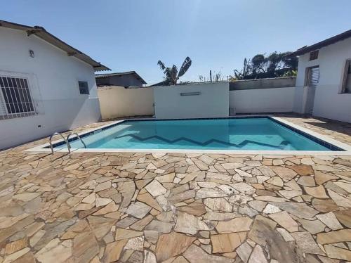 een zwembad in de achtertuin van een huis bij Casa com piscina in Peruíbe