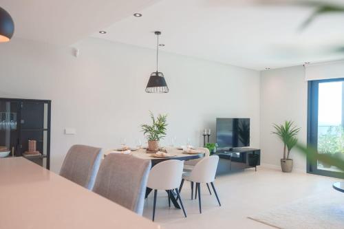 Stunning modern apartment in Middel Views Higueron