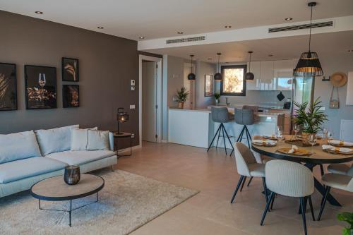Stunning modern apartment in Middel Views Higueron