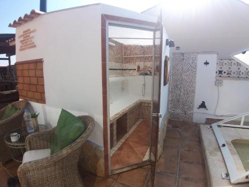 Habitación con baño con ducha y aseo. en La casa de huespedes, en Puebla de Vallbona