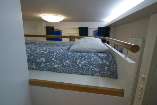 uma cama numa escada num quarto em Chic Studio in Historic Kruununhaka, Helsinki em Helsinque