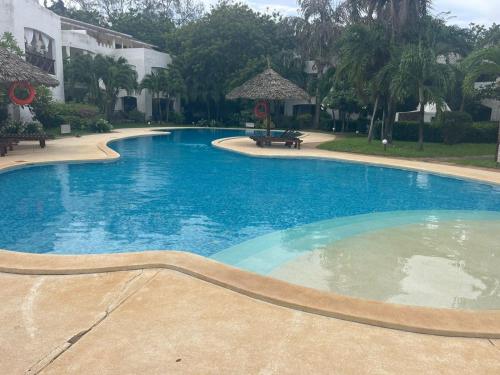 uma grande piscina azul num resort em 2 Bedroom Luxury Apartment Close To The Beach em Malindi