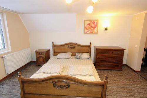 - une chambre avec un grand lit et une commode dans l'établissement Уютнейший мини-отель "Rosky", à Yasinya
