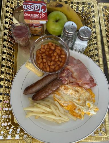 ein Teller mit Eiern, Wurst, Bohnen und Pommes frites in der Unterkunft Sentle Boutique Stay in Kuruman