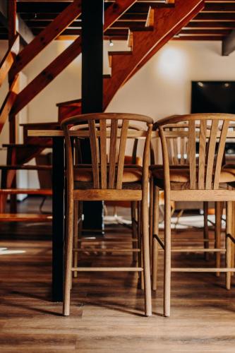 - une table et des chaises dans une chambre dotée de parquet dans l'établissement Gîte Tribü, à Eaux-Bonnes