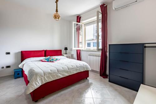 Postel nebo postele na pokoji v ubytování Cagliari Flat: near the Station with Balcony!