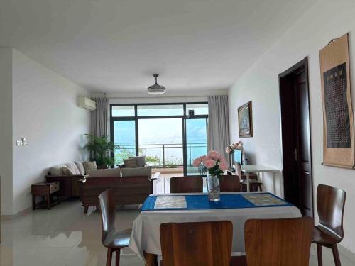 - un salon avec une table et un vase de fleurs dans l'établissement Seaside Suite 4R3B 12 - 16pax D2604 King's Homestay, à Gelang Patah
