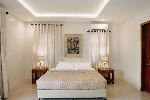 Postel nebo postele na pokoji v ubytování Reef Side Exclusive Beachfront House in Cebu