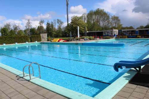 een groot zwembad met blauw water bij Watersportcamping Tussen de Diepen in Blokzijl