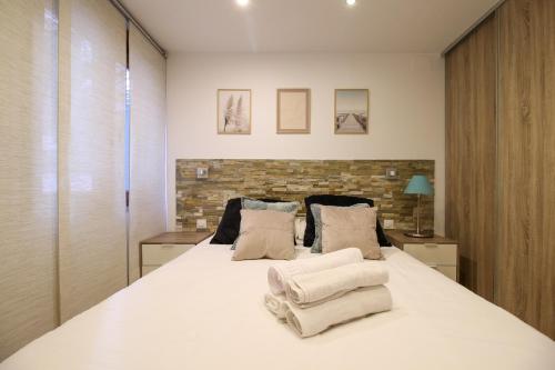 ein Schlafzimmer mit einem großen Bett mit Handtüchern darauf in der Unterkunft arcoiris apartment in Santander