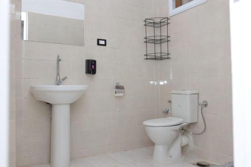 een badkamer met een toilet en een wastafel bij Diamond Guest House in Luxor