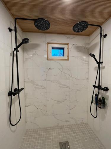 ein Bad mit einer Dusche und einem Fenster in der Unterkunft Private room in the shared detached house. in Vantaa