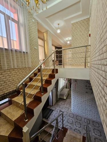una escalera en un edificio con una lámpara de araña en Lux en Türkistan