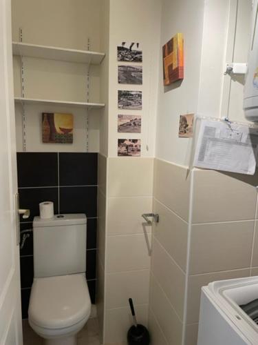 une salle de bain avec des toilettes blanches dans une chambre dans l'établissement Bel appartement proche du port, à Sanary-sur-Mer
