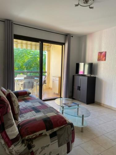 a bedroom with a bed and a glass table at Bel appartement proche du port in Sanary-sur-Mer