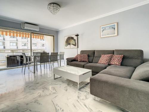 un salon avec un canapé et une table dans l'établissement Appartements centre ville Cannes, à Cannes
