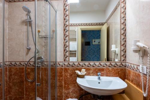 ヴェネツィアにあるホテル イル メルカンテ ディ ベネツィアのバスルーム(シンク、シャワー付)