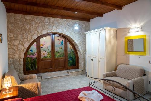 uma sala de estar com uma grande porta com um quadro na parede em B&B Romano em Gela