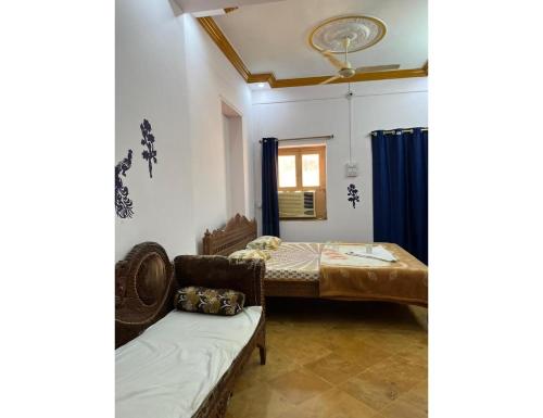 Cette chambre comprend deux lits et un canapé. dans l'établissement Hotel Nutella Jaisalmer, Jaisalmer, à Jaisalmer