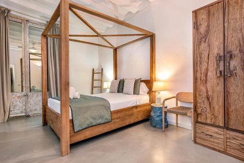 a bedroom with a canopy bed in a room at La Guarida Suites in Barcelona