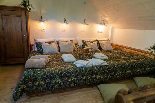 Ένα ή περισσότερα κρεβάτια σε δωμάτιο στο EgerCottages - Rosé Cottage