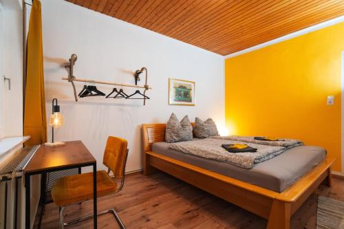 מיטה או מיטות בחדר ב-Adventure Apartment - Hochebene, Terrasse & Top Lage
