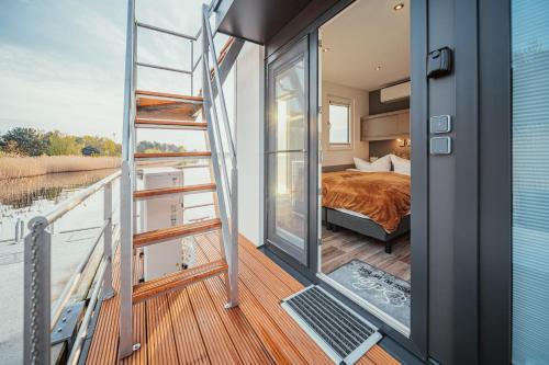 una vista su una camera da letto e un letto su una barca di Floatinghouses Spreewald a Vetschau