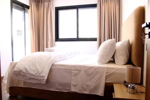 - une chambre avec un lit blanc et une fenêtre dans l'établissement Studio d'exception à Casablanca, à Casablanca