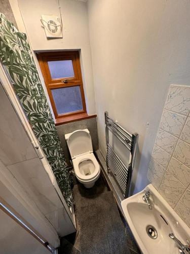 伯明罕的住宿－Langleys Private Double Room Selly Oak，一间带卫生间和水槽的小浴室