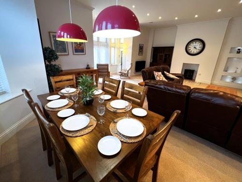 Ein Sitzbereich in der Unterkunft 2 Shanklin Manor - Ground Floor apartment overlooking Park in Shanklin Old Village