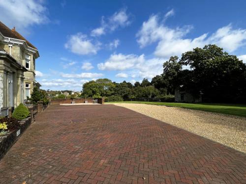 Galeriebild der Unterkunft 2 Shanklin Manor - Ground Floor apartment overlooking Park in Shanklin Old Village in Shanklin