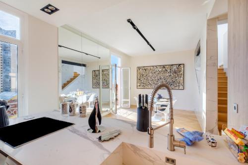 a kitchen with a sink and a mirror at Appartement de luxe bluesky in Beausoleil