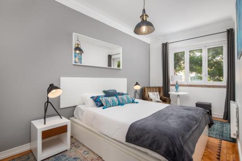 Classy 4BDR Apartment With Balcony