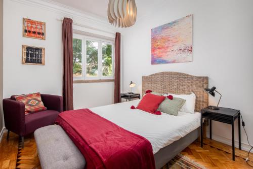 Classy 4BDR Apartment With Balcony