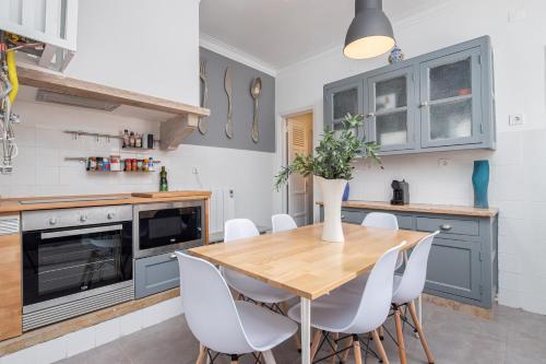 Classy 4BDR Apartment With Balcony