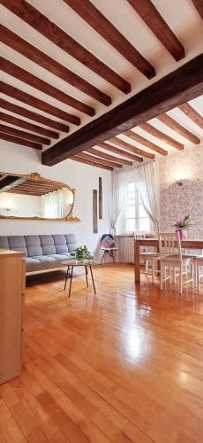 uma grande sala de estar com um sofá e uma mesa em Romeo's House em Parma