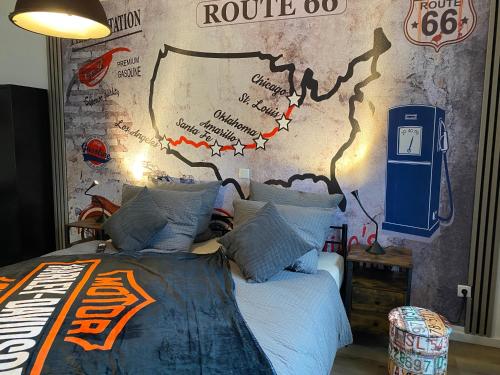 um quarto com uma cama com um mapa na parede em Route 66 Appartement em Bad Salzuflen