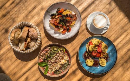 Erietta Aparthotel في تسيليفي: مجموعة من أطباق الطعام على طاولة