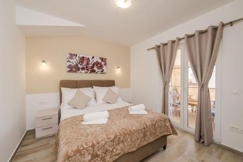 - une chambre avec un lit et 2 oreillers dans l'établissement New stone villa with pool near the sandy beach by Traveler tourist agency Krk ID 2372 br 1, à Privlaka