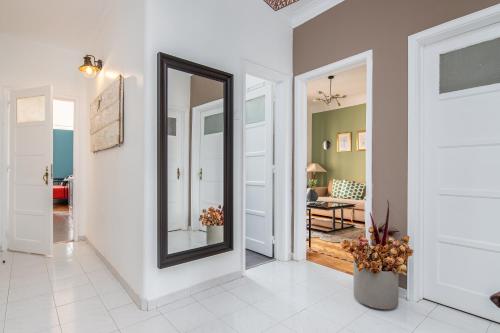 Classy 4BDR Apartment With Balcony