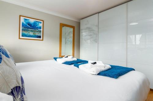 Tempat tidur dalam kamar di Kilrymont View