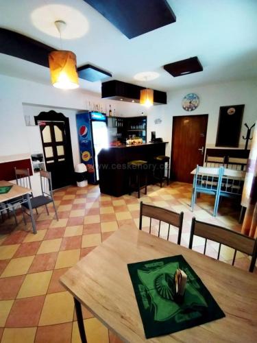 ein Wohnzimmer mit einem Holztisch und Stühlen in der Unterkunft Penzion Nikol in Šumperk