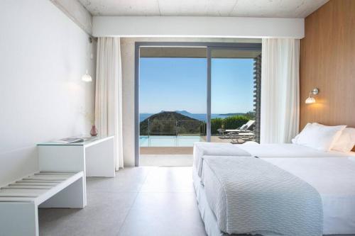 Ένα ή περισσότερα κρεβάτια σε δωμάτιο στο Villa Posidonia of BLUE CAVES complex with perfect view & salt water pool