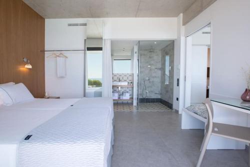Ένα ή περισσότερα κρεβάτια σε δωμάτιο στο Villa Posidonia of BLUE CAVES complex with perfect view & salt water pool