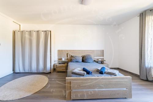 Un dormitorio con una cama con almohadas azules. en Appartement 4 personnes, en Toulon
