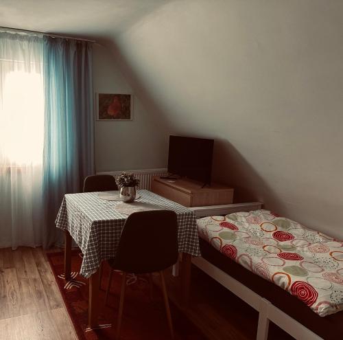 Habitación con mesa, cama, mesa y sillas. en 1Zi Ferienwohnung bis zu 3 Personen für Dienstreisende in Loßburg Schwarzwald en Loßburg